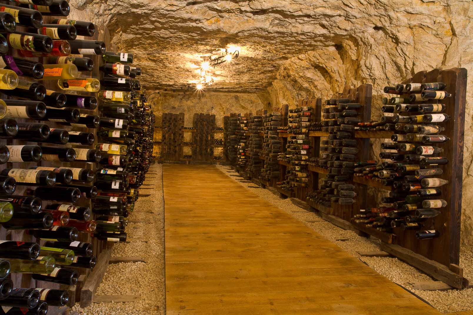 Стойките за вино са изработени също от масивно дърво от Дезарт ЕООД